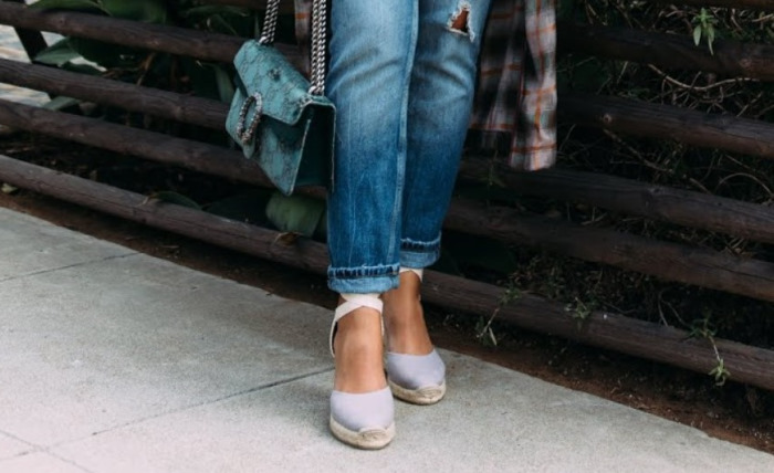 wearing mom jeans with Espadrilles