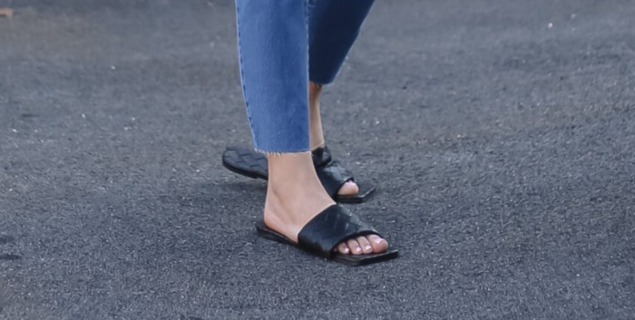 wearing mom jeans with Sandals