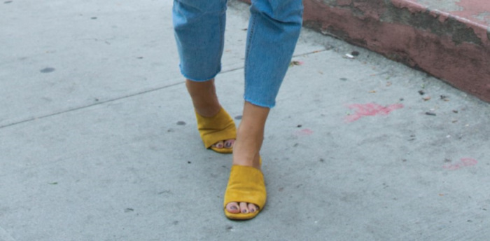 wearing mom jeans with mules