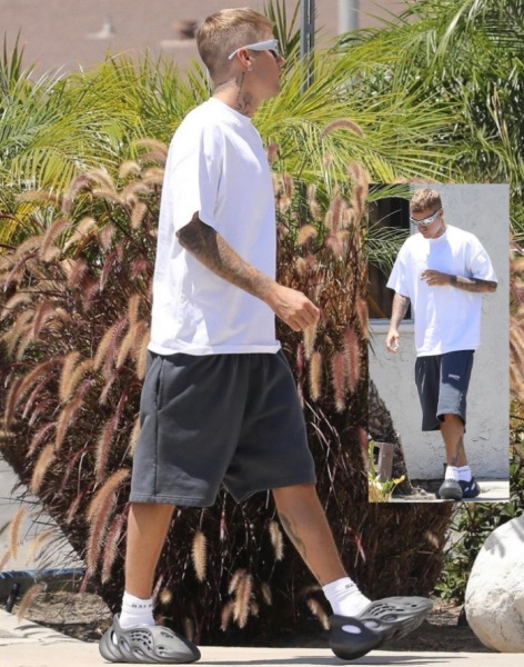 Justin Bieber Wearing YEEZY FOAMRUNNERS