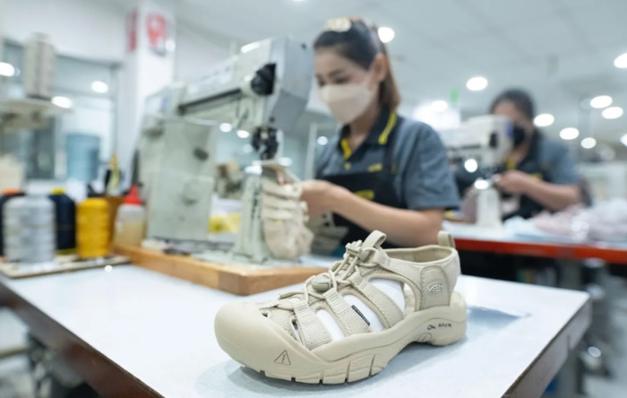 Továrna na boty Keen v Asii